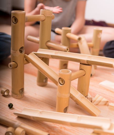 Juego de construcción y rampas de bambú y madera