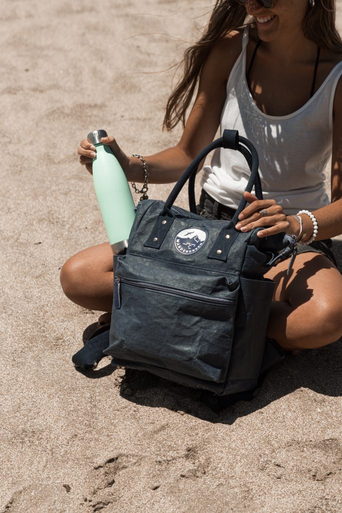 Somos la primera marca argentina de mochilas y accesorios de viajes sustentables hechos de papel kraft.