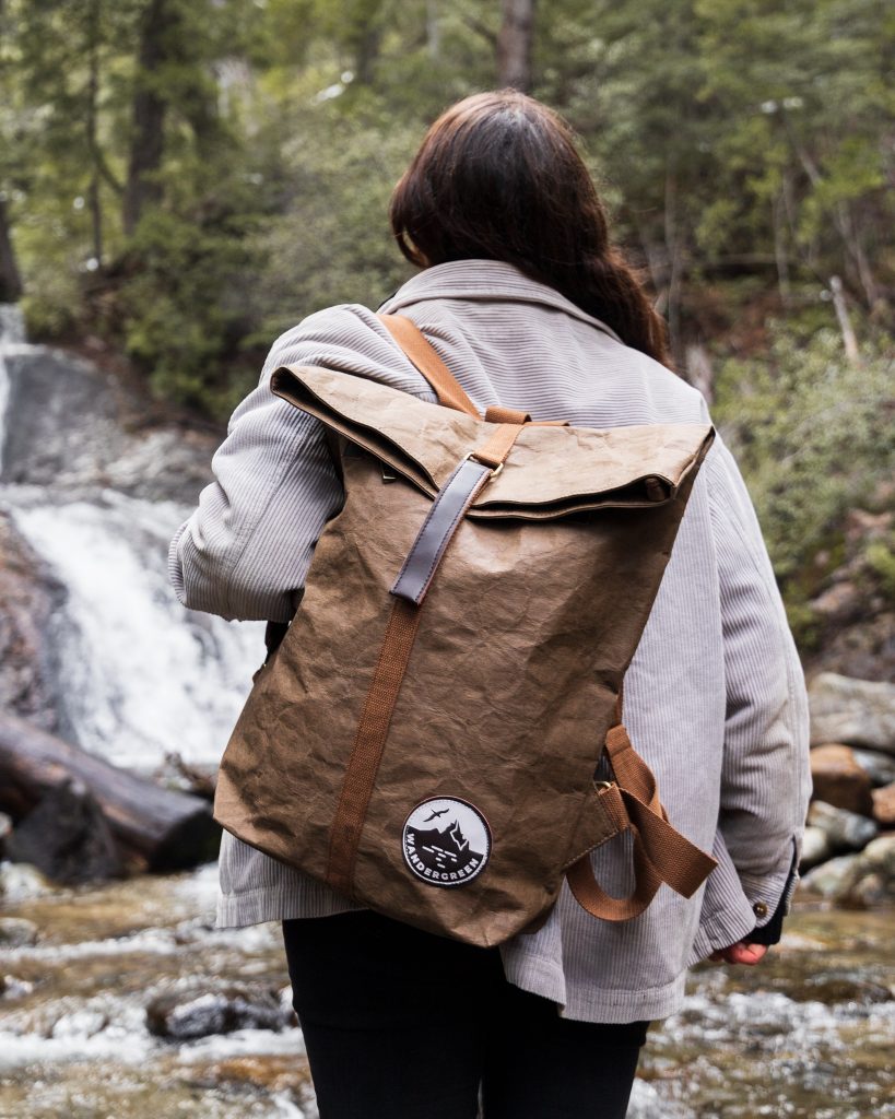 Somos la primera marca argentina de mochilas y accesorios de viajes sustentables hechos de papel kraft.