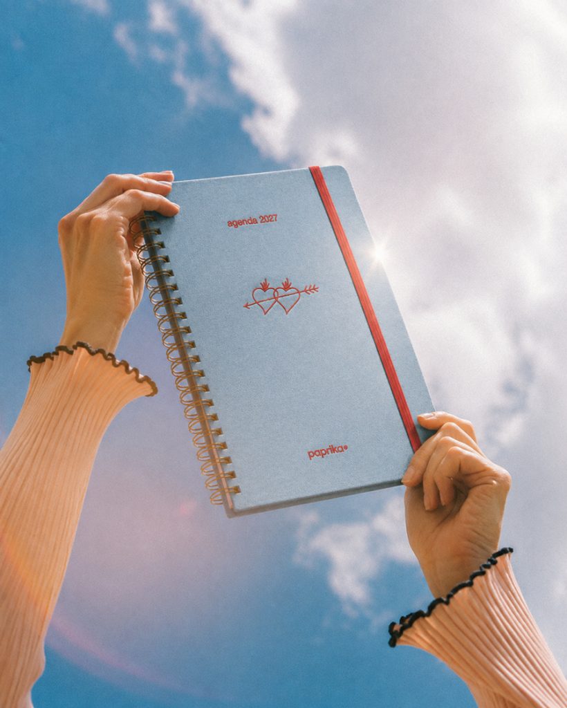 Somos una marca de papelería y diseño. Queremos conectar al público con la espontaneidad a través de objetos de uso cotidiano que inspiren y te hagan reír.