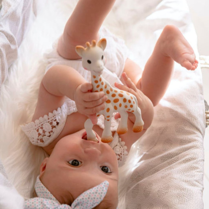 Desde su creación en 1961 en Francia, Sophie la girafe® se ha convertido en un clásico infaltable en la vida de millones de bebés en todo el mundo. Hecha con caucho 100% natural y pintura alimentaria, esta simpática jirafa está especialmente diseñada para estimular todos los sentidos del bebé desde sus primeros meses.