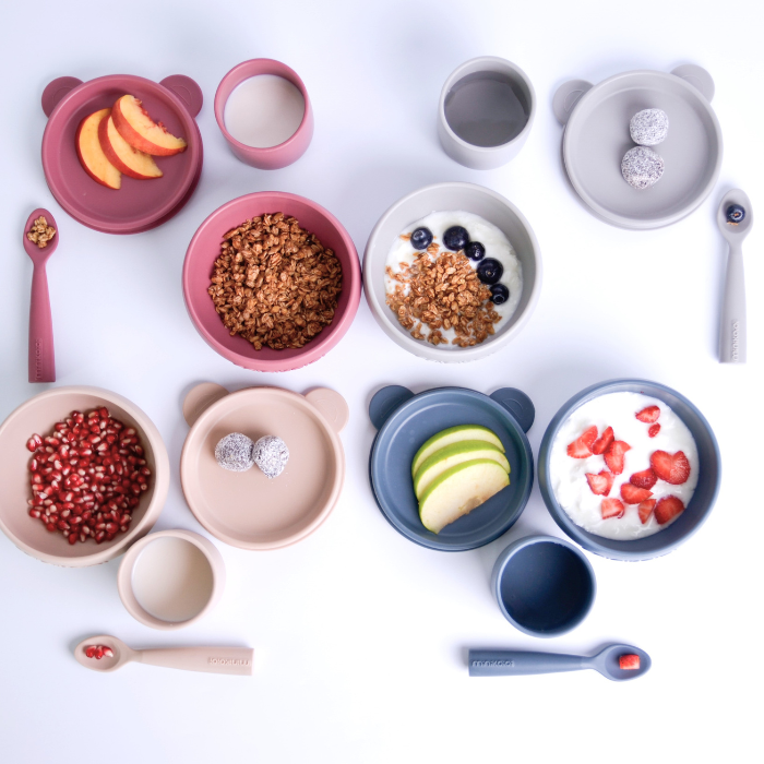 MINIKOIOI ofrece productos innovadores y seguros para bebés, diseñados para fomentar su autonomía. Fabricados con silicona de grado alimenticio, combinan funcionalidad, diseño moderno y durabilidad, acompañando cada etapa del desarrollo infantil.